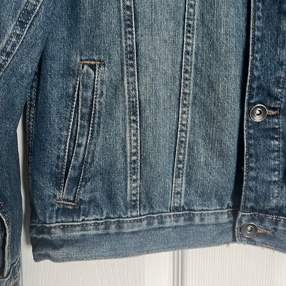 Boys jean jacket from Children’s place - Picture 3 of 10